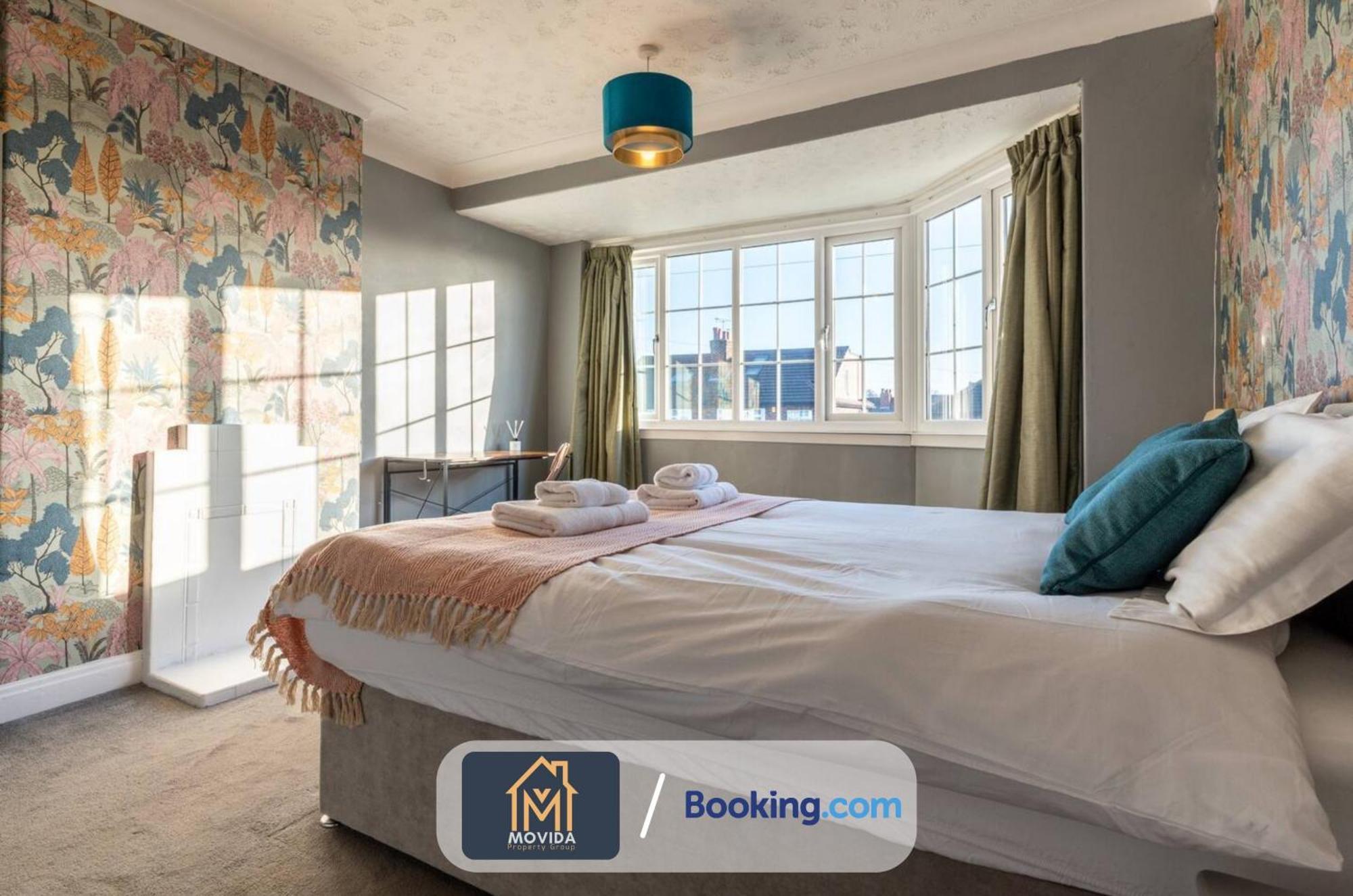 Large Modern 6 Bedroom House By Movida Property Group Short Lets & Serviced Accommodation With Games Room Leeds  Esterno foto