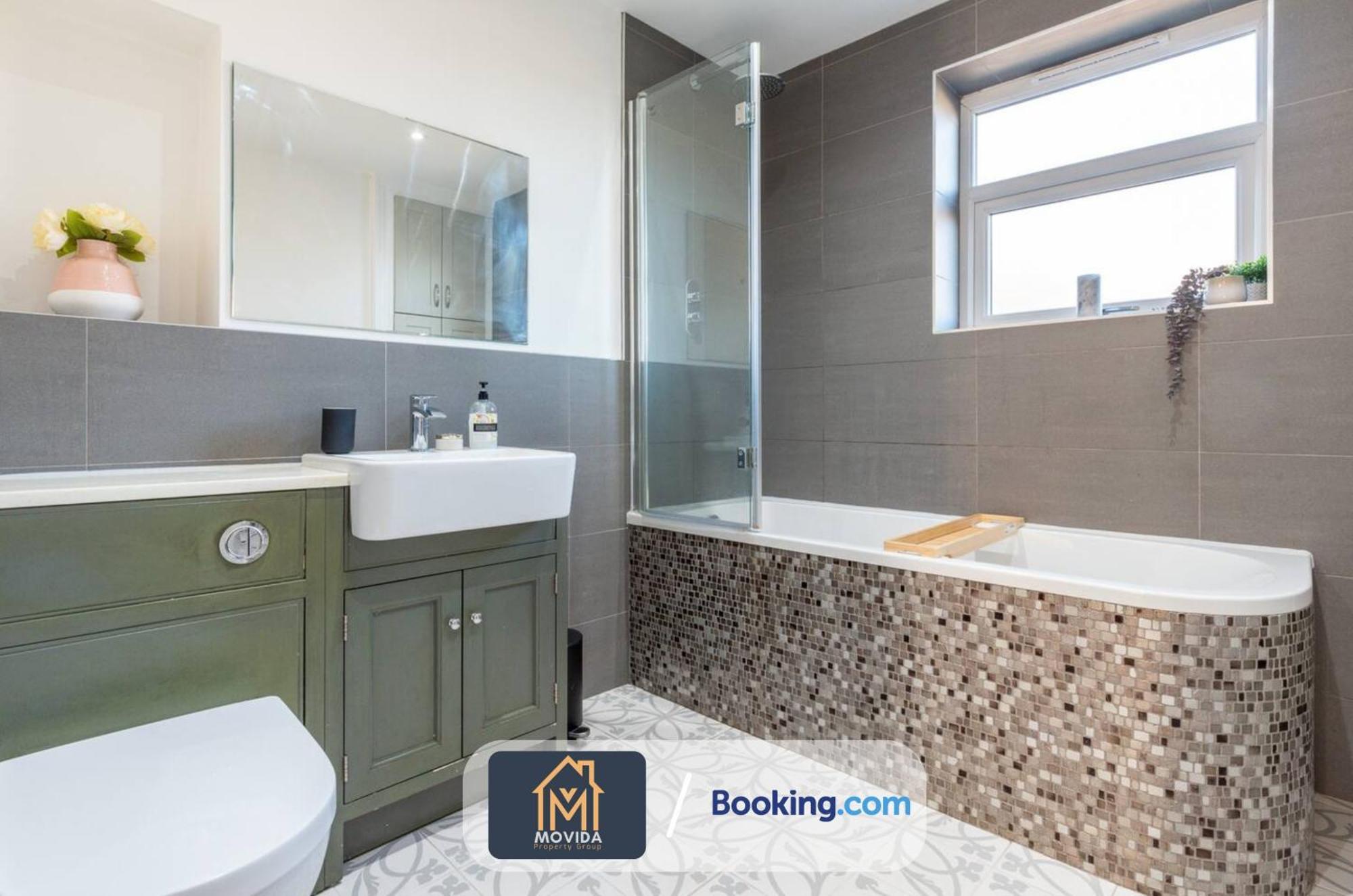 Large Modern 6 Bedroom House By Movida Property Group Short Lets & Serviced Accommodation With Games Room Leeds  Esterno foto