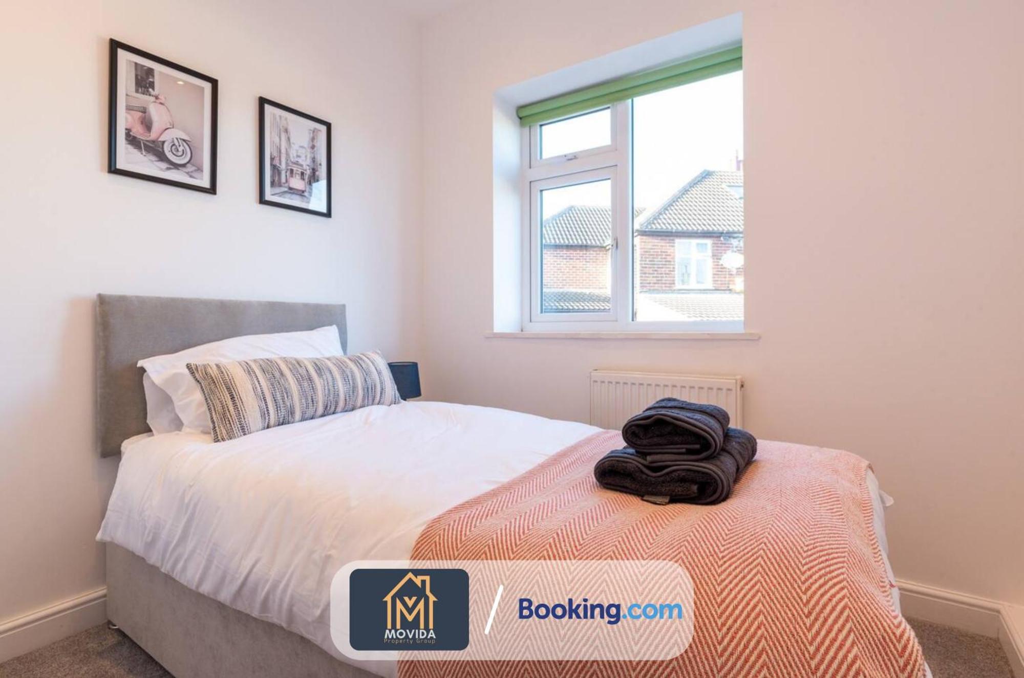 Large Modern 6 Bedroom House By Movida Property Group Short Lets & Serviced Accommodation With Games Room Leeds  Esterno foto