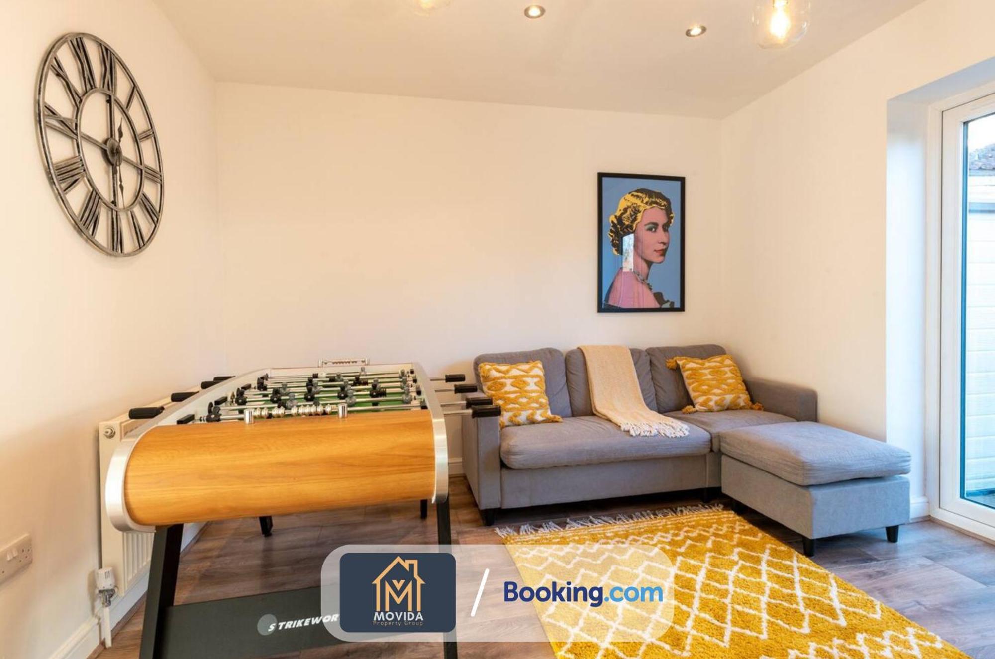 Large Modern 6 Bedroom House By Movida Property Group Short Lets & Serviced Accommodation With Games Room Leeds  Esterno foto