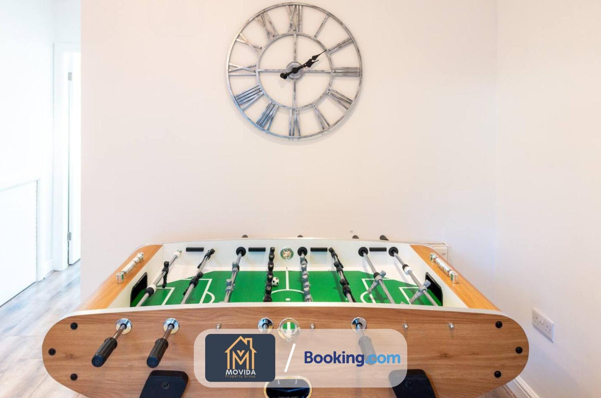 Large Modern 6 Bedroom House By Movida Property Group Short Lets & Serviced Accommodation With Games Room Leeds  Esterno foto