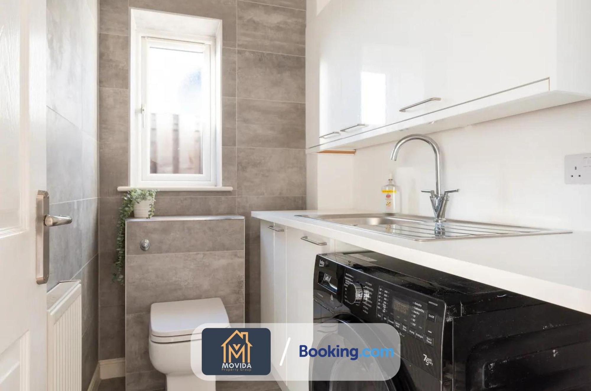 Large Modern 6 Bedroom House By Movida Property Group Short Lets & Serviced Accommodation With Games Room Leeds  Esterno foto