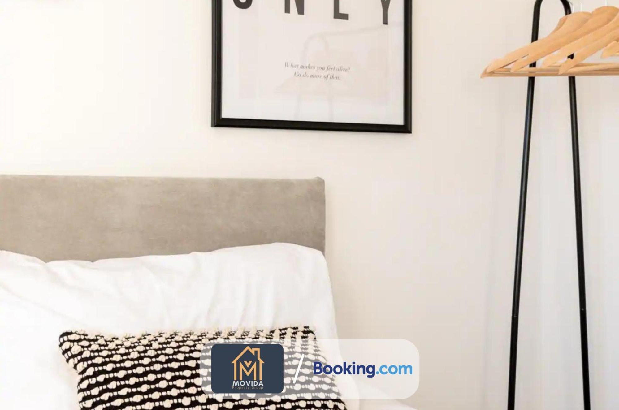 Large Modern 6 Bedroom House By Movida Property Group Short Lets & Serviced Accommodation With Games Room Leeds  Esterno foto